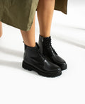 Leila, Noir Siyah Bağcıklı Bot